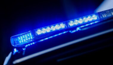 Fahrzeug kommt von der Straße ab: Auto kracht gegen Bäume - vier Menschen sterben in Hessen