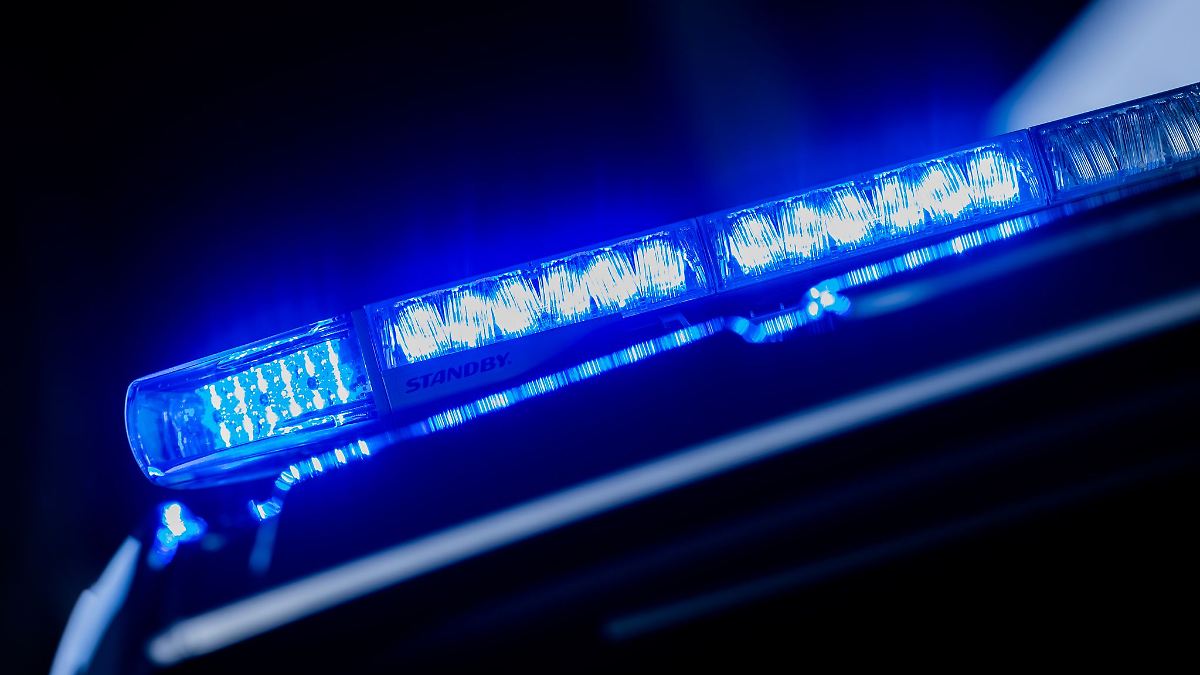 Fahrzeug kommt von der Straße ab: Auto kracht gegen Bäume - vier Menschen sterben in Hessen