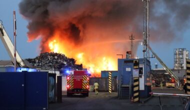 Baden-Württemberg: Großbrand auf Schrottplatz im Industriegebiet Mannheim
