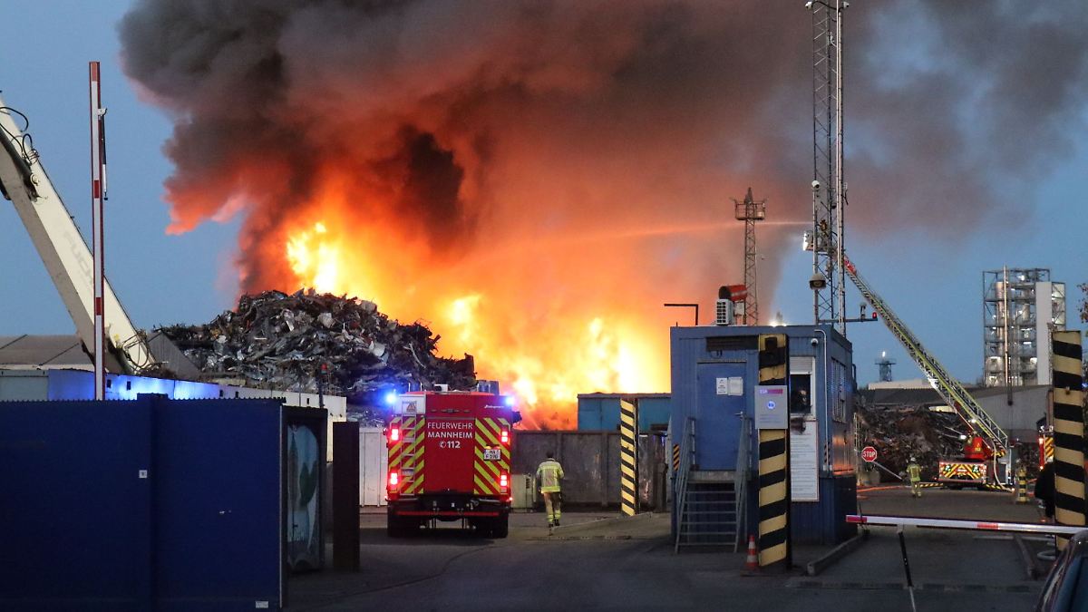 Baden-Württemberg: Großbrand auf Schrottplatz im Industriegebiet Mannheim