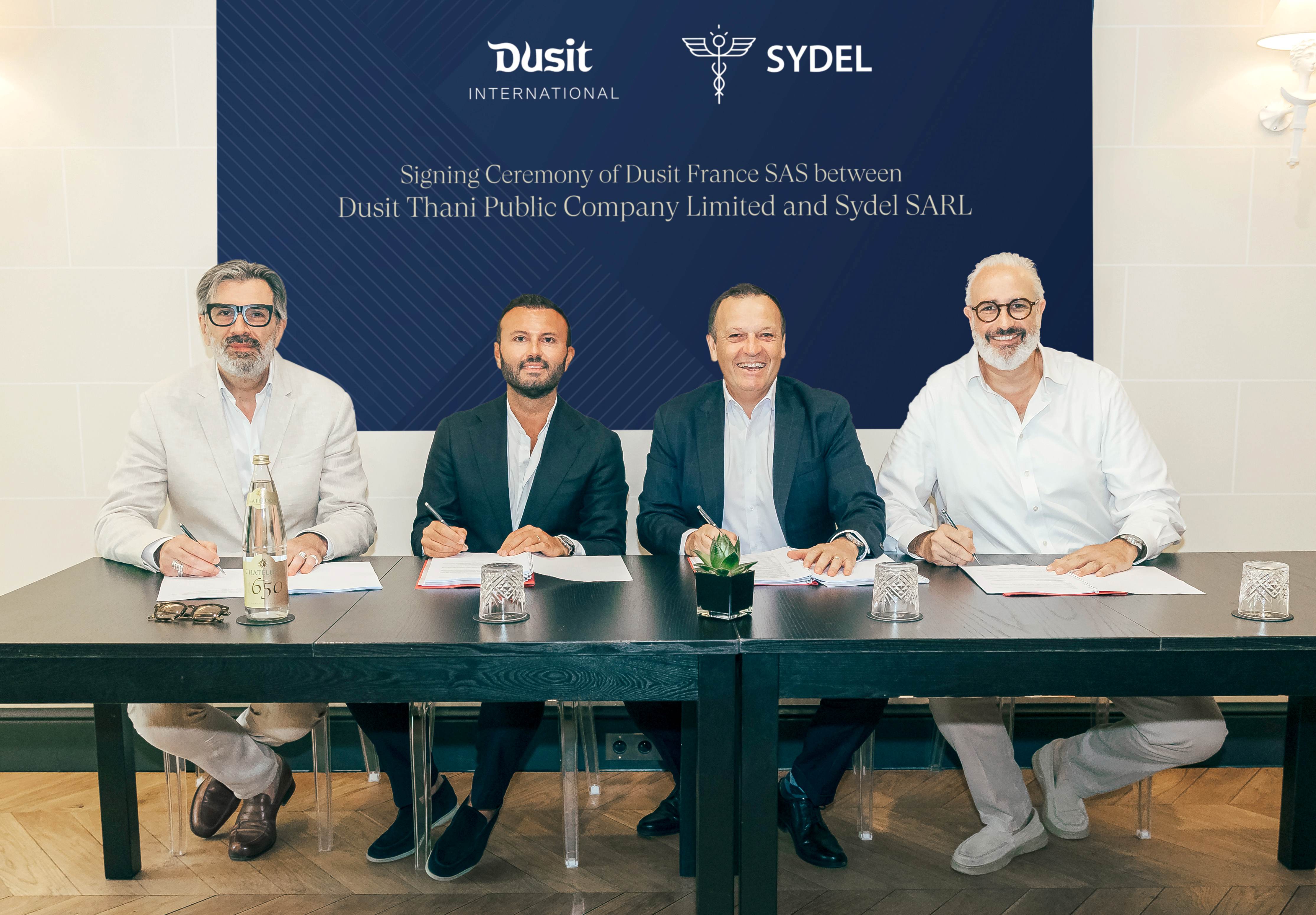 Formelle Gründung von Dusit France durch Dusit International und SYDEL bei der in Paris durchgeführten Unterzeichnungszeremonie. Auf dem Bild (von links): Donatien Carratier, Leiter von Dusit France; Jordan Elbaz, Gesellschafter von SYDEL; Gilles Cretallaz, Chief Operating Officer von Dusit International und David Elgrably, Gesellschafter von SYDEL.