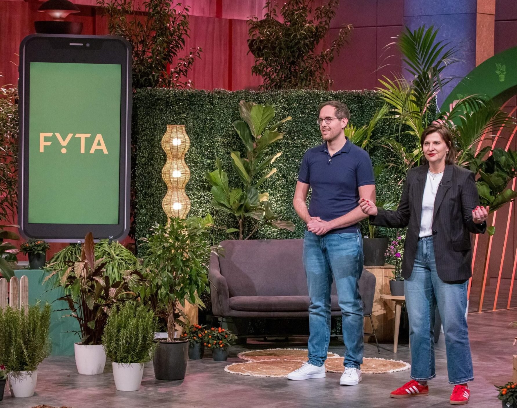 Gründerin Claudia Nassif und CTO Alexander Schmitt mit ihrem Startup „Fyta“ (griechisch für Pflanzen) beim Pitch vor den Löwen. 
