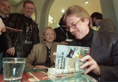 Noch im Knast geschrieben und veröffentlicht: Arno Funke hat „Mein Leben als Dagobert“ verfasst. Die Rechte des Werkes gehören mittlerweile wieder ihm. Hier signiert er es während eines Freigangs auf der Leipziger Buchmesse im Jahr 1999.