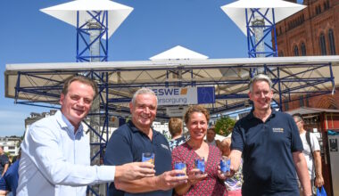 Mit den Einnahmen des ESWE Versorgung Wassterstand auf der Rheingauer Weinwoche in Wiesbaden wird die Schlaganfallinitiative unterstützt.