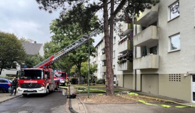 Feuer auf dem Balkon eines Mehrfamilienhauses