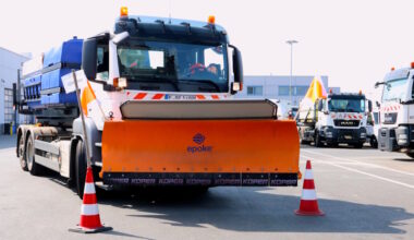 Winterdienst im Sommer: Entsorgungsbetriebe trainieren bereits jetzt mit Streu- und Räumfahrzeugen