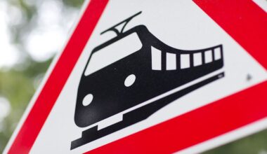 Niedersachsen & Bremen: Zug erfasst Auto an Bahnübergang