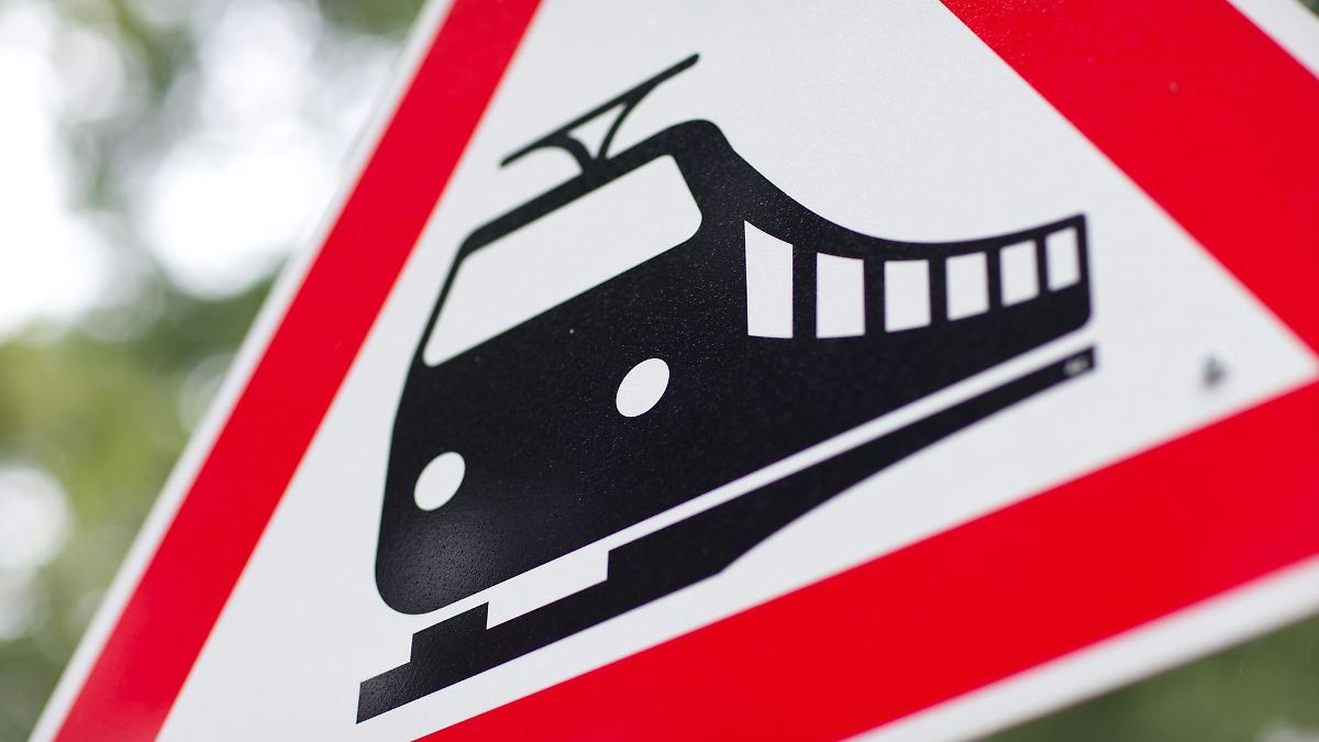 Niedersachsen & Bremen: Zug erfasst Auto an Bahnübergang