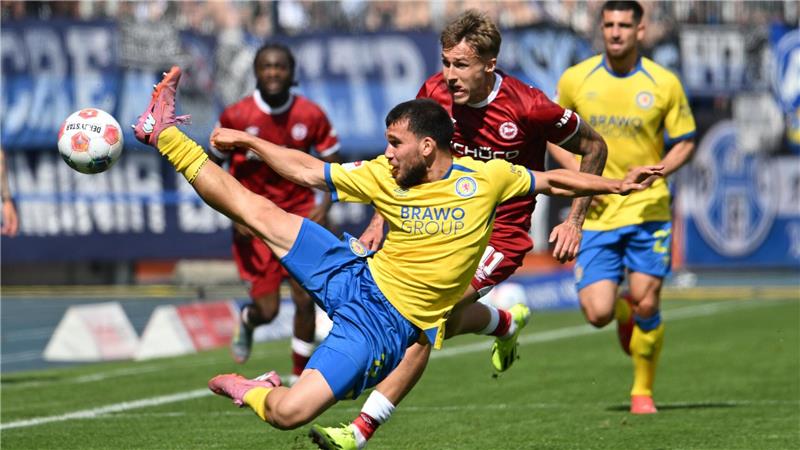Eintracht Braunschweig und Arminia Bielefeld lieferten sich eine intensive Partie.  