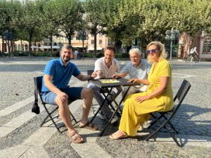 Die Mainzer FDP mit David Dietz (2. von links) und Susanne Glahn (ganz rechts) bei einer Pressekonferenz auf dem Mainzer Markt 2024. - Foto: gik