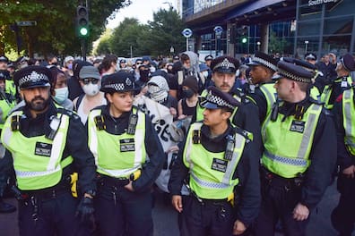 Demonstranten beider Seiten: In London marschieren Gegner und Unterstützer der Asylpolitik auf. Die Polizei versucht sie zu trennen. 