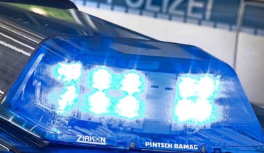 Mann fährt betrunken gegen Baum und rennt vor der Polizei weg