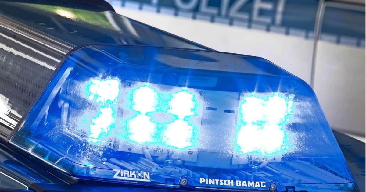 Mann fährt betrunken gegen Baum und rennt vor der Polizei weg