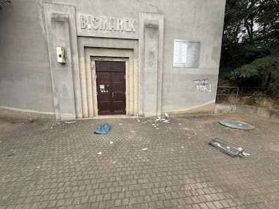 Am Eingang zum Bismarckturm wurden im Juni 2025 Lampen beschädigt. 
