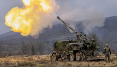 Die 155-mm-Kanonenhaubitze CAESAR im scharfen Schuss unter ABC-Schutz. (Foto: DICOD, Défense, Christian Hamilcaro)