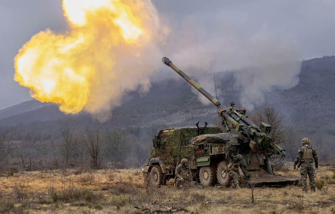 Die 155-mm-Kanonenhaubitze CAESAR im scharfen Schuss unter ABC-Schutz. (Foto: DICOD, Défense, Christian Hamilcaro)