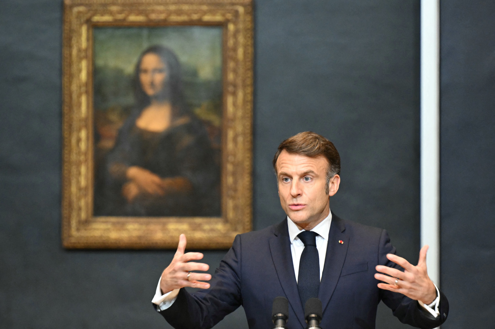 Frankreichs Präsident Emmanuel Macron hält eine Rede vor der "Mona Lisa" von Leonardo Da Vinci im Louvre-Museum in Paris am 28. Januar 2025.