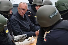 28.08.2025, Mecklenburg-Vorpommern, Rostock: Bundeskanzler Friedrich Merz (CDU) unterhält sich bei seinem Antrittsbesuch bei der Marine an Bord der Fregatte «Bayern» während der Mittagspause mit Soldaten. Foto: Jens Büttner/dpa +++ dpa-Bildfunk +++