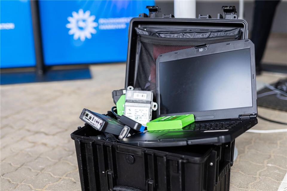 Geräte zum Auslesen von Unfalldaten, dazu Adapter für verschiedene Fahrzeugmodelle: Die Kiste des Verkehrsunfalldienstes zeigt, wie vielfältig die Technik hinter der Blackbox sein kann.Michael Matthey/dpa