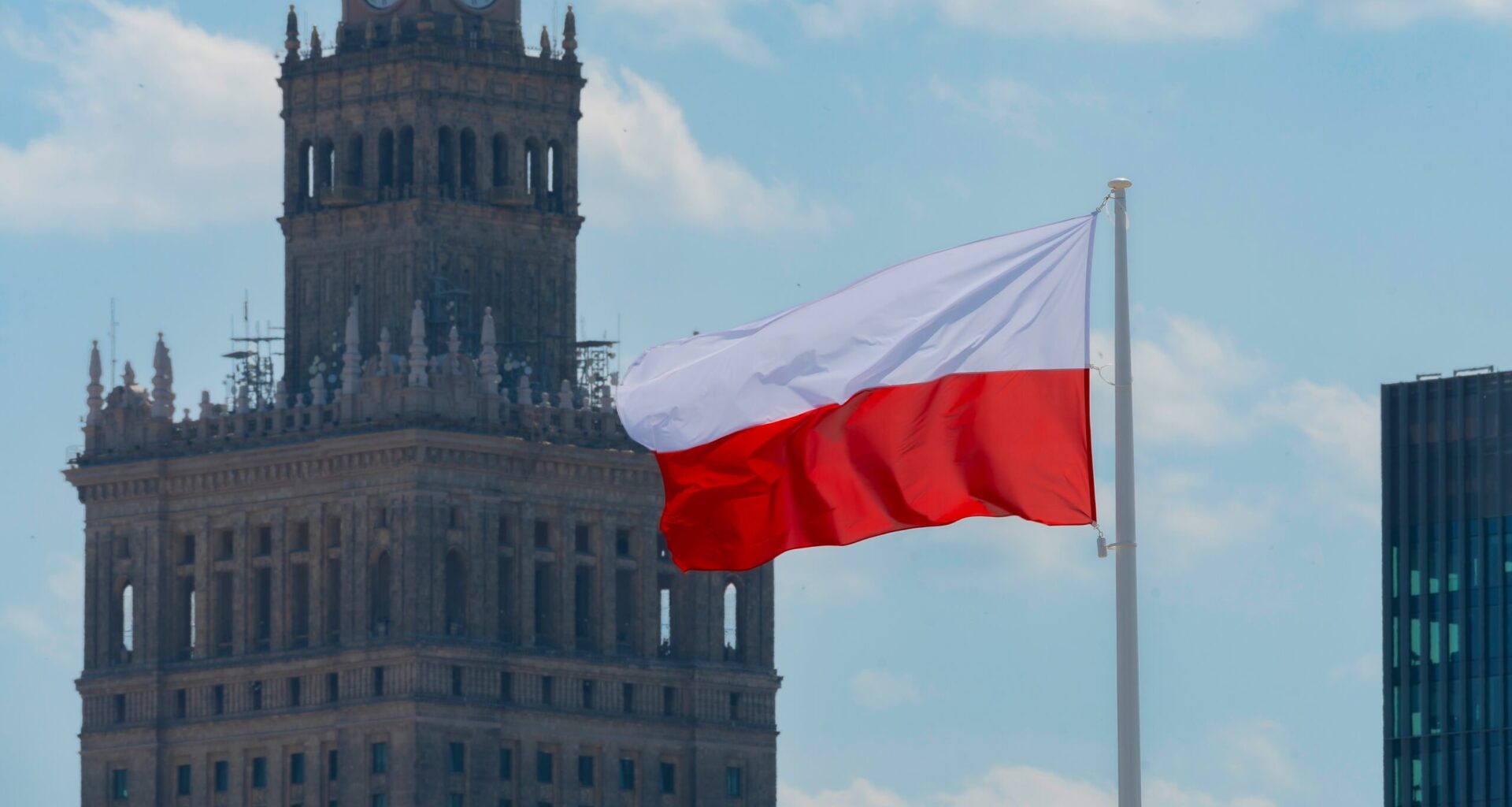 Die polnische Flagge in Warschau.
