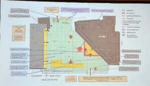 Plan des Rathausplateaus zwischen Rheingoldhalle (links) und Rathaus mit verpflichtenden und variablen Elementen. - Foto: gik 