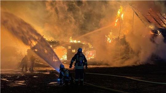 Großbrände, wie hier in Dollern, oder schwere Unfälle: Feuerwehrleute sind bei ihren Einsätzen oft einer hohen Belastung ausgesetzt.