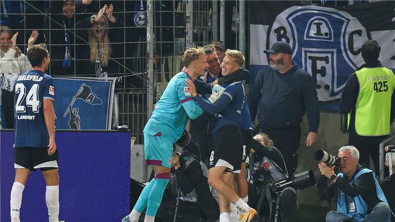 Großer Jubel bei den Bielefelder Spielern nach dem geglückten Auftakt.