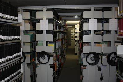 Auf drei Stockwerken unter der Erde lagern Bücher im SUB-Magazin.