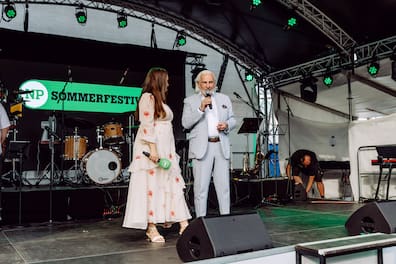 Charity-Aktion: Moderatorin Josina Kelz und Modemacher Rolf Eisenmenger (LO&GO) sprechen über die Marke „Hannoverkind“.