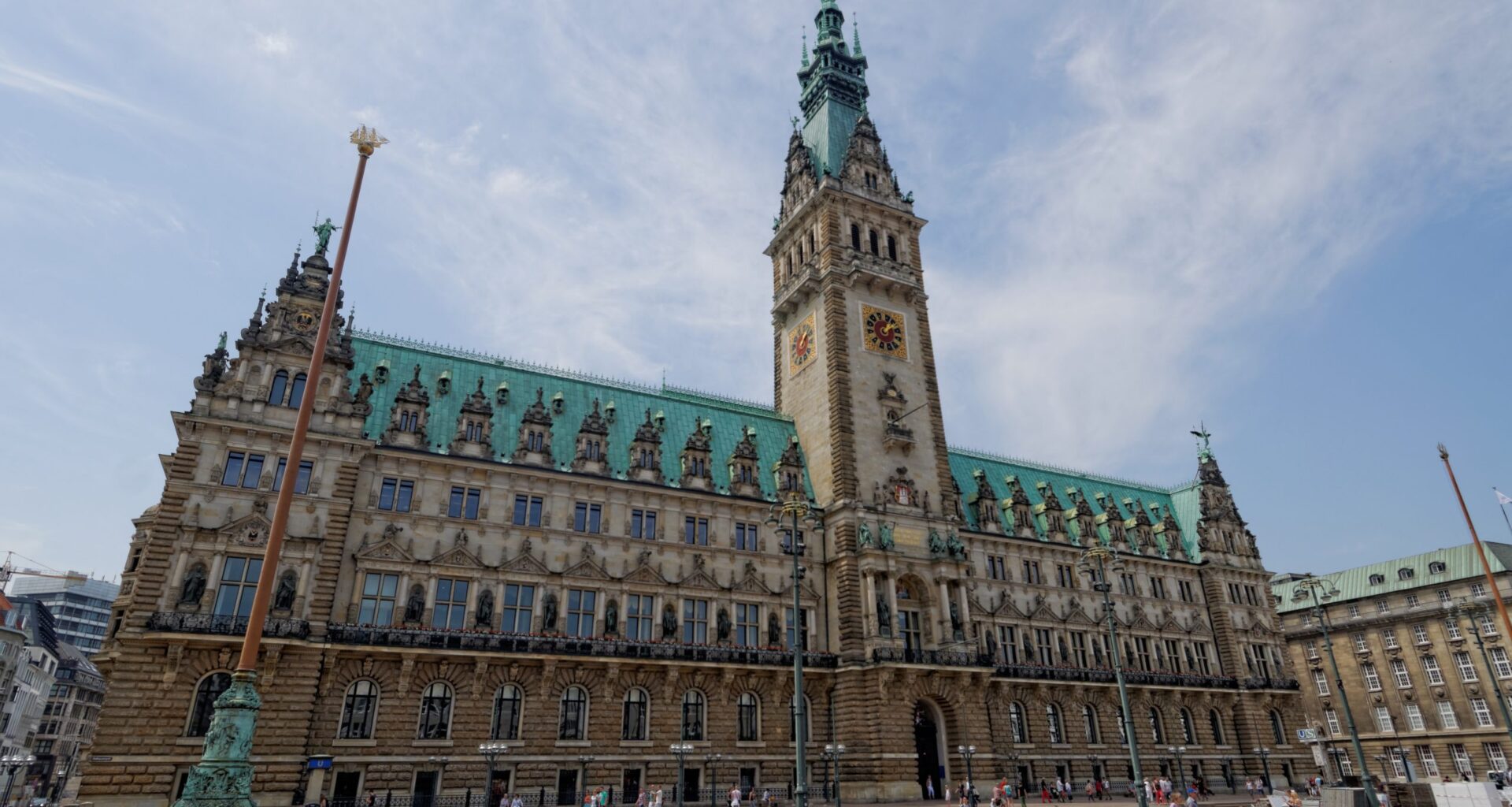 Mehr Stellen für Polizei und Schulen in Hamburg