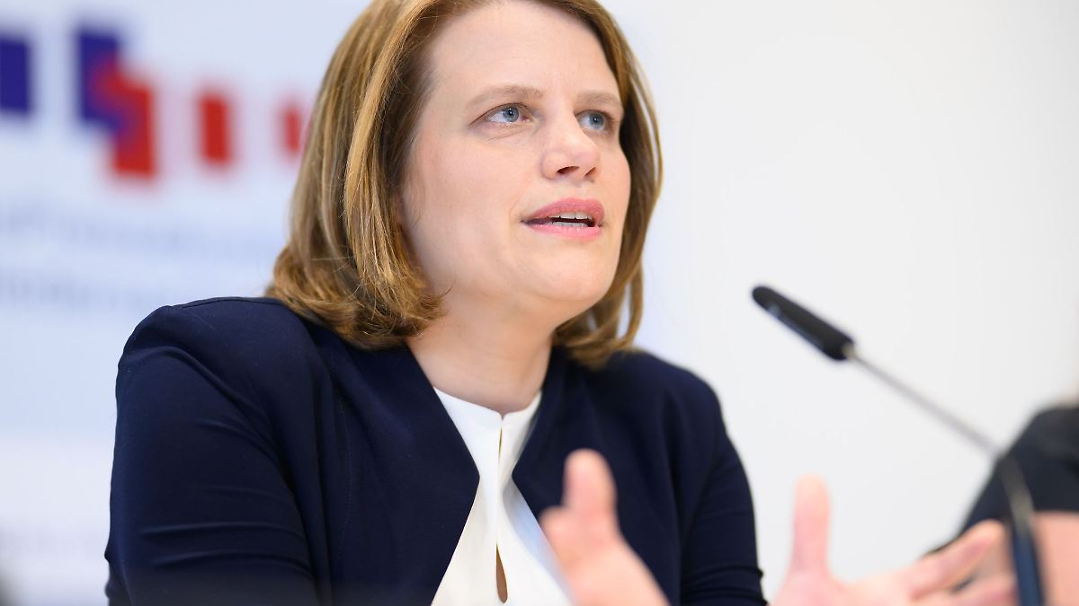 Niedersachsen & Bremen: Vize-Ministerpräsidentin: Mehr Rüstung "schmerzt uns alle"