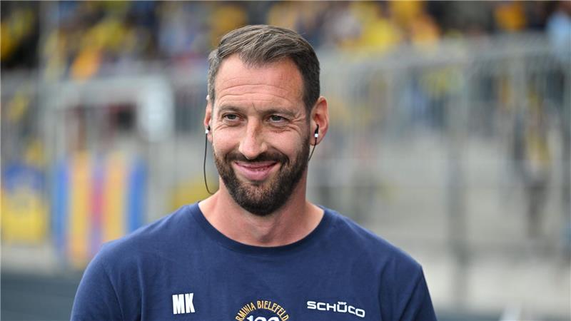 Hatte vor dem Spiel noch gut lachen: Bielefelds Trainer Mitch Kniat.