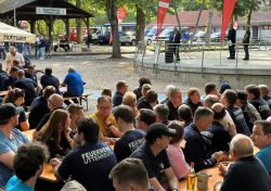 Landrat Alexander Tritthart, Kreisbrandrat Matthias Rocca und Susanne Belting von der DBU bedanken sich bei den Einsatzkräften für ihren unermüdlichen Einsatz./Foto: Sebastian Weber