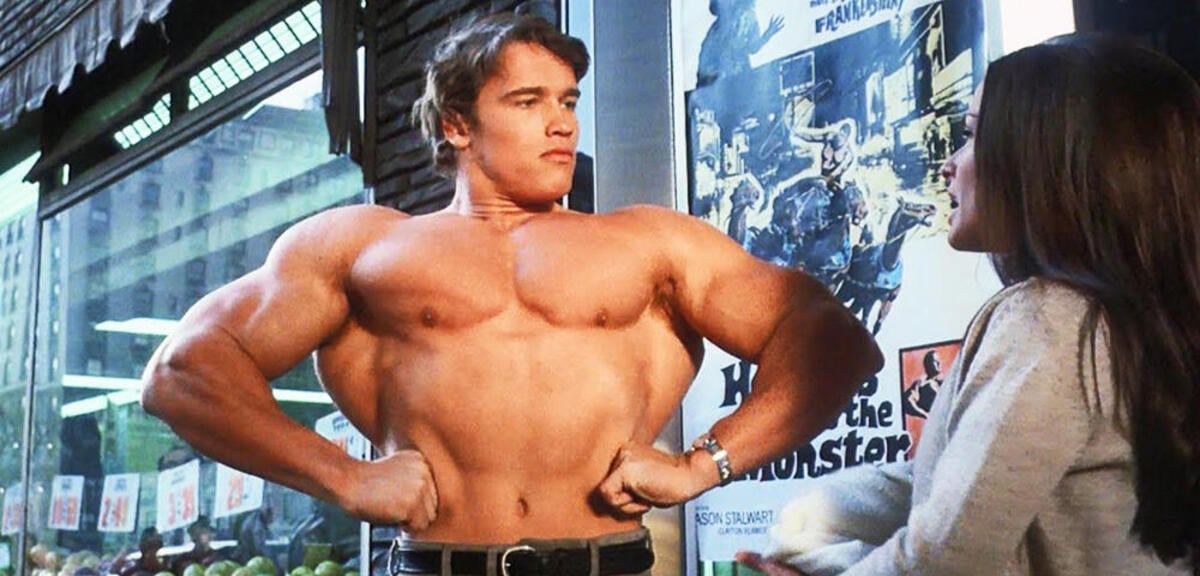 Action-Star Arnold Schwarzenegger kann sich seine peinlichste Rolle nur noch anschauen, weil sie so lächerlich ist: "Ich war richtig dumm"