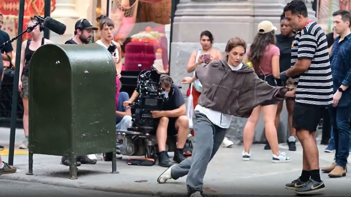 Der Tag: Fake-Hundehaufen bringt Katie Holmes ins Straucheln