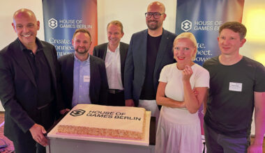 Roland Sillmann (WISTA), Alexander Danisch (Ubisoft Blue Byte), othar Sattler (Senatskanzlei), Michael Biel (Wirtschafts-Staatssekretär), MediaNet-Vorsitzende Jeannine Koch und Game-Geschäftsstellenleiter Philipp Senkbeil beim House of Games-Event im Rahmen der Gamescom in Köln (Foto: Petra Fröhlich / GamesWirtschaft)