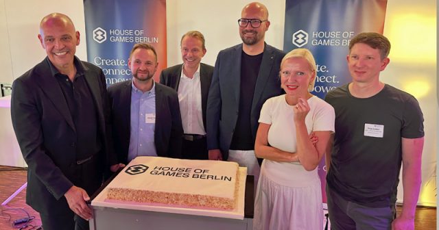 Roland Sillmann (WISTA), Alexander Danisch (Ubisoft Blue Byte), othar Sattler (Senatskanzlei), Michael Biel (Wirtschafts-Staatssekretär), MediaNet-Vorsitzende Jeannine Koch und Game-Geschäftsstellenleiter Philipp Senkbeil beim House of Games-Event im Rahmen der Gamescom in Köln (Foto: Petra Fröhlich / GamesWirtschaft)