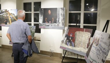 Düsseldorf: Ausstellung "Humans of October 7" ist im Rathaus zu sehen - Ddorf-Aktuell