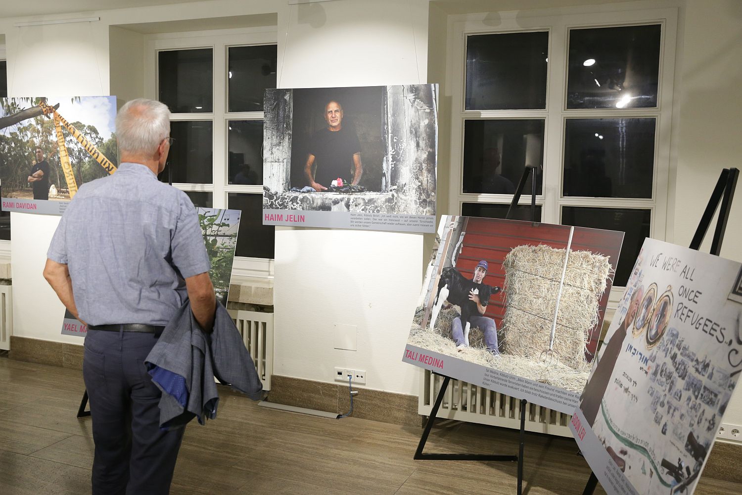 Düsseldorf: Ausstellung "Humans of October 7" ist im Rathaus zu sehen - Ddorf-Aktuell
