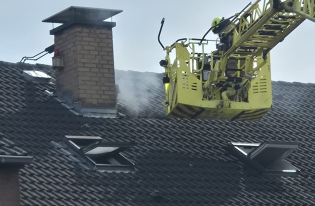 FW Ratingen: Ratinger Feuerwehr löscht Schwelbrand im Dachbereich - Überörtliche ...
