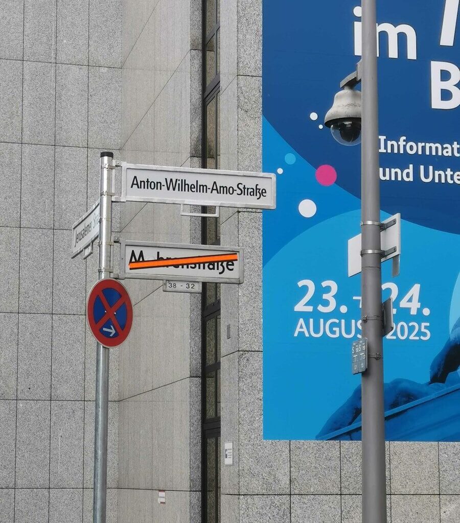 Heute, am 23. August 2025, werden die neuen Straßenschilder der Anton-Wilhelm-Amo-Straße offiziell enthüllt. Ein Schritt zur Dekolonialisierung der Erinnerungspolitik.