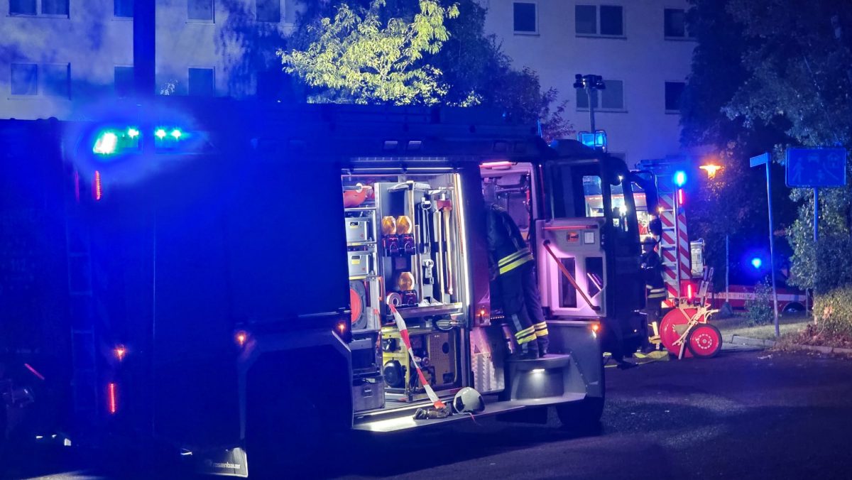 vermutlich E-Scooter-Akku in Brand geraten, Feuerwehr muss Mieter per Drehleiter retten – Du bist Halle