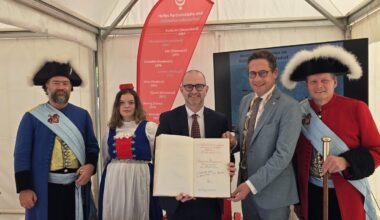 Linzer Bürgermeister trägt sich ins hallesche goldene Buch ein – Du bist Halle