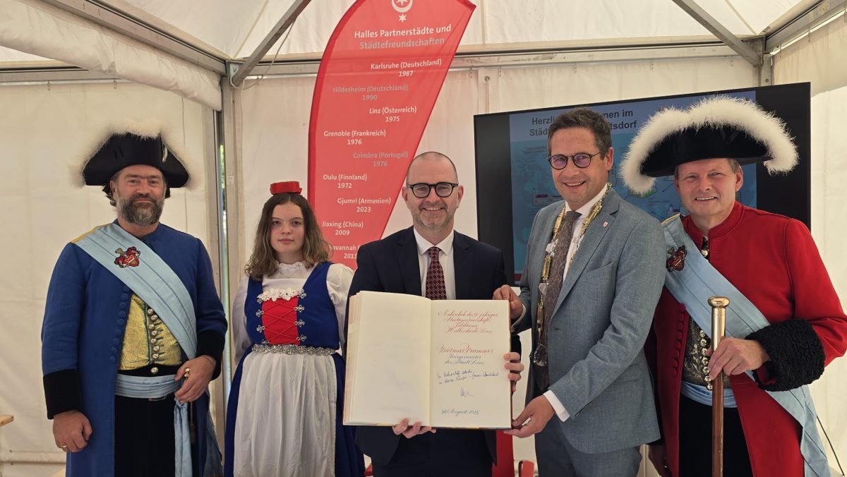 Linzer Bürgermeister trägt sich ins hallesche goldene Buch ein – Du bist Halle