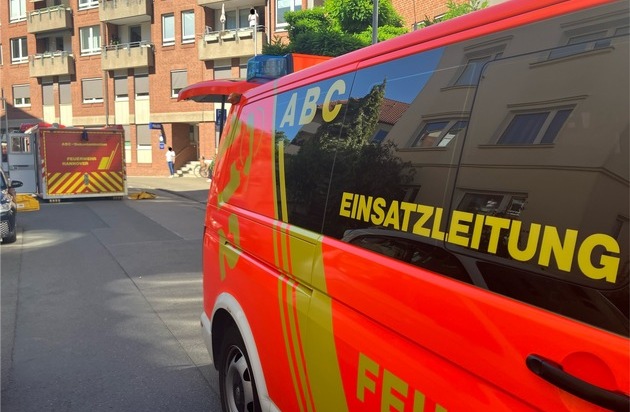 FW Hannover: Paket mit unbekanntem Stoff gefunden - drei verletzte Personen