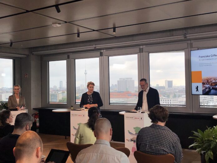 Carolin Meltendorf, Berlin Partner; Wirtschaftssenatorin Franzsika Giffey und Dr. Stefan Franzke, Berlin Partner, bei der Pressekonferenz zur Halbjahresbilanz der Wirtschaftsförderung