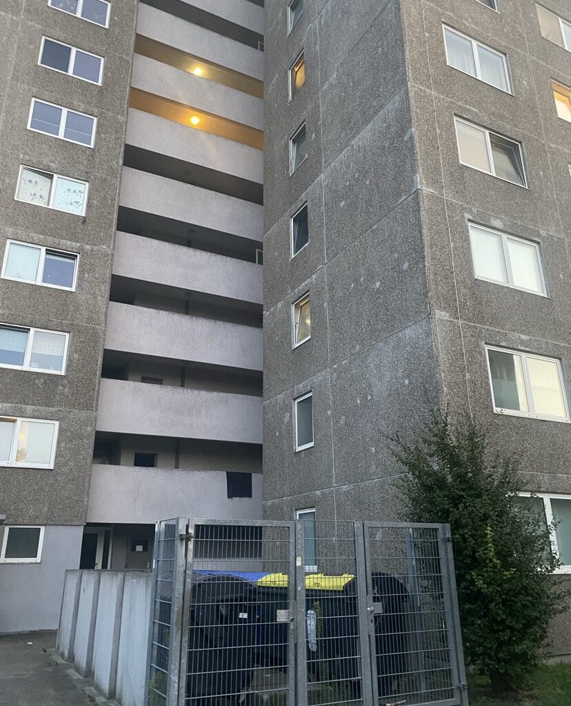 Dringender Hilferuf – 68 Familien seit 11.08.2025 ohne Wasser in Hochhaus in Adolf-Kolping-Strasse – Mitten im Hochsommer keine Wasserversorgung – Betreiber sieht keinen Grund für Eile – Lehnt Notfall-Wasserversorgung durch TWL ab – /// MRN-News.de
