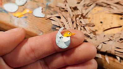 Ein griesgrämiger Dachs und ein frisch geschlüpftes, freches Küken sind die Protagonisten von Rebekka Stelbrinks neuem Kinderbuch "Plötzlich Mama!". Stelbrinks Figuren bestehen vollständig aus zurechtgeschnittenen, bemalten Papierschnipseln. Aus den einzelnen Elementen entstehen schließlich die dreidimensional wirkenden Collagen, die sich auf dem Buchcover sogar erfühlen lassen.