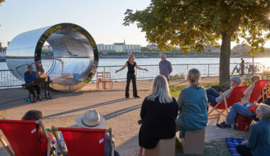Improtheater: Subito! bringt die Skulptur am Rhein zum Sprechen