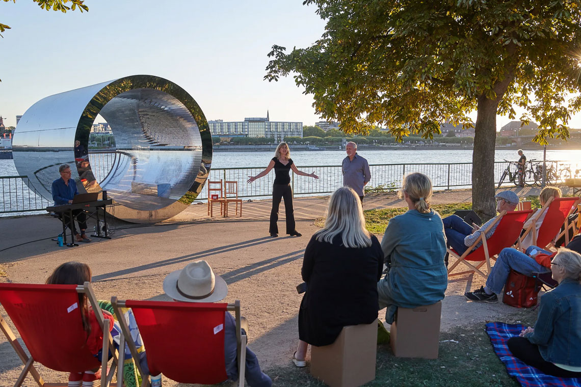 Improtheater: Subito! bringt die Skulptur am Rhein zum Sprechen